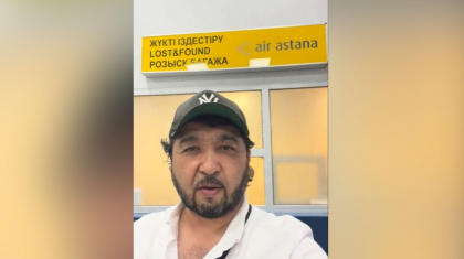 «Әдейі істейсіңдер ме?»: Air Astana Ерлан Көкеевтің гитарасын тағы да жоғалтып алған