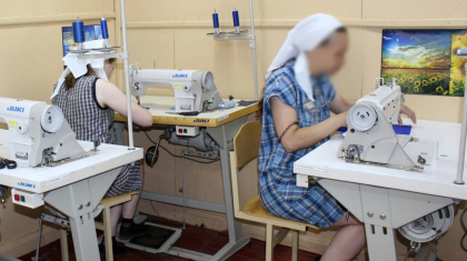 Түрмеден көмек: Жамбыл облысында сотталған әйелдер тіккен киім зардап шеккен өңірлерге жолданады