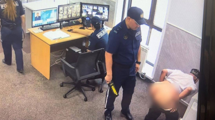 Астана полициясына қария шалбарын шешіп тоңқайды (ФОТО)
