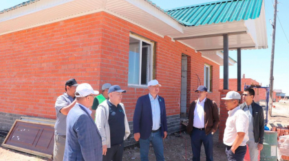 Мәжілісмендер су тасқынынан зардап шеккендерге арналған үйлердің құрылысымен танысты