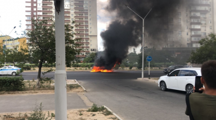 Ақтауда автокөлік өртеніп, әйел адамды күйік шалды