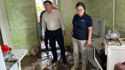 Депутат Жамбыл облысында су тасқынынан зардап шеккен Жаңатас қаласының тұрғындарымен кездесті