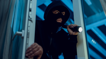 Алматыда пәтер ұрылары видеоға түсіп қалды