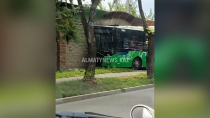 Алматыдағы автобус апаты: екі адамның жағдайы ауыр