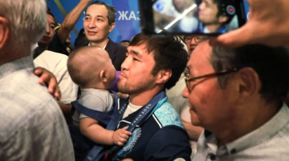 Олимпиада чемпионы Елдос Сметовті Алматы әуежайында мыңдаған адам қарсы алды (ФОТО)
