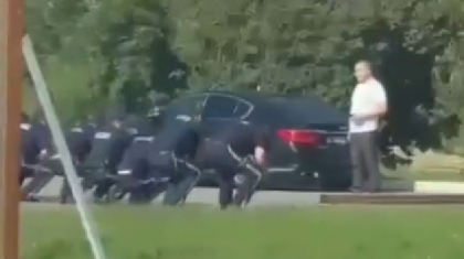 Формадағы полицейлерге далада жаттығу жасатқан «бастық» кім (ВИДЕО)