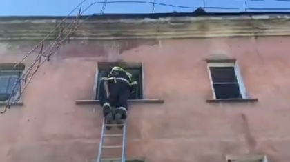 Сынық терезеден қарап отырған 5 жастағы қыз құтқарылды (ВИДЕО)