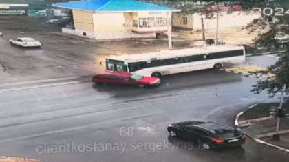 Қостанайда жолаушылар автобусы мен жеңіл көлік соғысты (ВИДЕО)