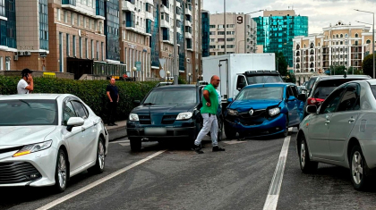4 көлік соқтығысқан: Астананың Ақмешіт көшесінде ұзын-сонар кептеліс орнады (ФОТО)