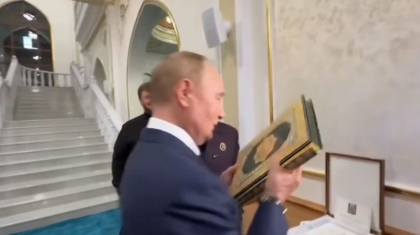 Владимир Путин қасиетті Құран кітабын сүйді (ВИДЕО)