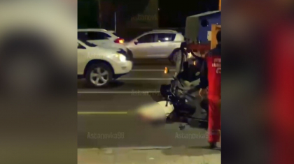 Астанада мопед жүргізушісі КамАЗ-ға соғылып, көз жұмды