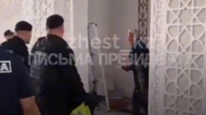 Астанадағы мешітте шапан киген ер адам өзін-өзі пышақтап тастады (ВИДЕО)