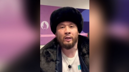 «Жүрегімдесіңдер!»: шапаны мен бөрігін тастамаған Дастан Мұқашбеков еліне алғыс айтты (ВИДЕО)