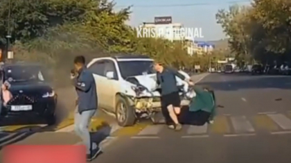 Алматыда жаяу жолдан өтіп бара жатқан қыз бен жігіт көлік астында қалды (ВИДЕО)
