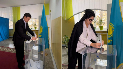 Ақтөбе әкімі референдум учаскесіне жұбайымен бірге келді