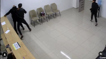 Шымкентте 18 жастағы жігіт қолына қару ұстаған қылмыскерді тоқтатты (ВИДЕО)