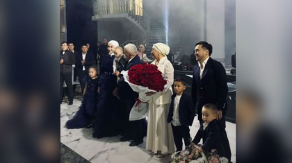 Умраға жолдама, би және тойбастар: чемпион Елдос Сметов дүркіретіп той жасады (ВИДЕО)