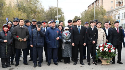 Әйтеке бидің 380 жылдығы: Ақтөбе әкімі мемлекет қайраткерінің ескерткішіне тағзым етті