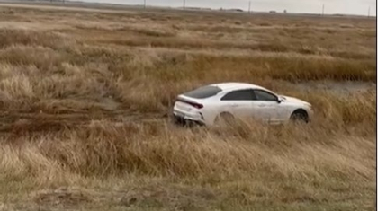 СҚО-да көктайғақ салдарынан жеңіл көлік жол жиегіне шығып кетті
