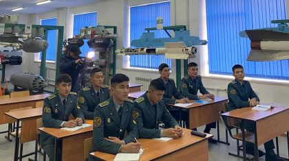 Күріш ботқа, қара шай, 14 мың теңге стипендия: Ақтөбедегі болашақ ұшқыштар қалай білім алып жүр (ФОТО)