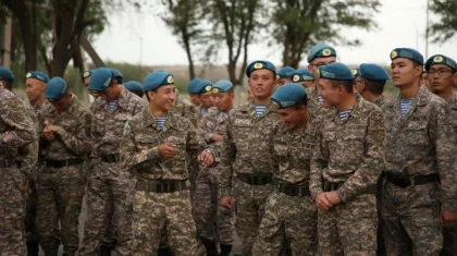 Жастарды көшеден ұстап, әскерге күштеп алып кету: министрлік түсініктеме берді