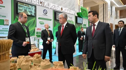 Тоқаев ауыл шаруашылығы өнімін өндірушілердің көрмесін тамашалады