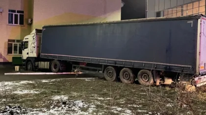Оралда жүргізушісі инсульт алған жүк көлігі мектеп ғимаратына барып соғылды