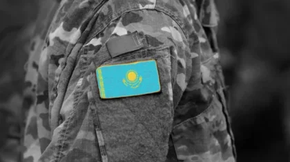 «Бұл – тағдыр»: Ақтөбеде мерт болған әскери қызметшінің анасы жылап тұрып, сөз сөйледі (ВИДЕО)