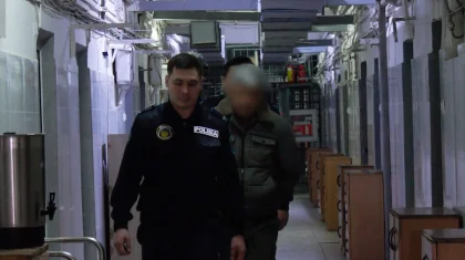 Автобуста әйел адамды ұрған зейнеткердің үстінен қылмыстық іс қозғалып, қамалды (ВИДЕО)