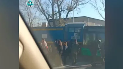 Алматыда автобус пен тепловоз соқтығысып, 6 адам зардап шекті