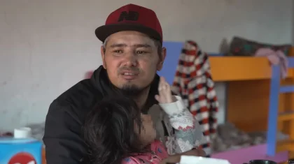 «Балаларды мен бағамын, алиментті анасы алады»: алты баланы асырап отырған жалғызбасты әкенің тауқыметі (ВИДЕО)