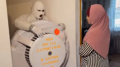 Өскеменнің студенттері біртүрлі костюм киіп, пештердің қандай қауіпті екенін ескертіп жүр (ВИДЕО)