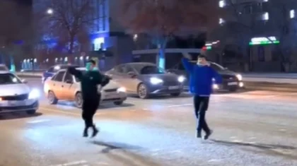 Тағы да лезгинка: Ақтөбеде жол үстінде билеген балаларды тасымалдаған жүргізуші жазаланды (ВИДЕО)