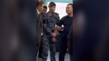 Жетісу облысында полицей прокуратура қабырғасында тамырын кесіп, суицид жасамақ болды (ВИДЕО)