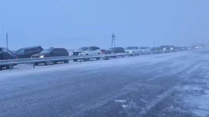 Қарағанды облысындағы тасжолда мыңнан аса көлік жиналып қалды (ВИДЕО)