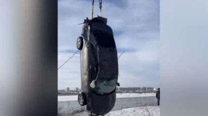 Ертіс өзеніне батып кеткен көлік жағаға шығарылды (ВИДЕО)