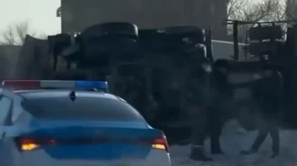 Астанада бетон араластырғыш көлік үш автомобильге соғылып, аударылып қалды (ВИДЕО)