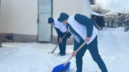 «Таза бейсенбі»: акцияға қатысушылар жалғызбасты қарттардың ауласын тазалады (фото)
