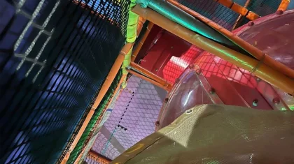 Павлодарда 4 жасар бала ойын алаңындағы биік тордан құлап кеткен