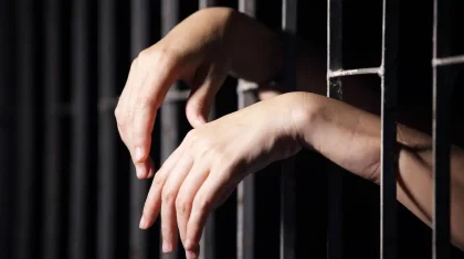 Америка азаматтығын алып беріп жүрген әйел 3 жылға сотталып кетті