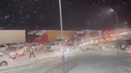 Абай облысында қарлы боранда 100-ден астам көлік тасжолда қозғала алмай қалды (ВИДЕО)