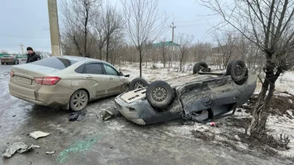 Оралда жол апатынан кейін бір көлік аударылды: 5 жастағы ұл мен 2 жастағы қыз зардап шекті