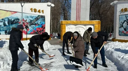 «Таза бейсенбі»: аманаттықтар қар тазалау жұмыстарына көмектесуде