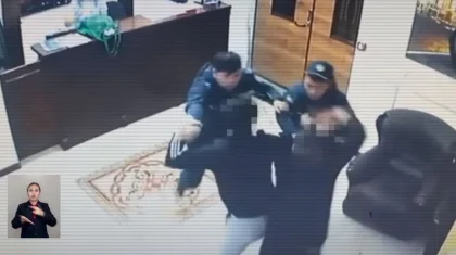 БҚО-да әйелімен жанжалдасқан ер адам екі полицейді пышақтаған (ВИДЕО)