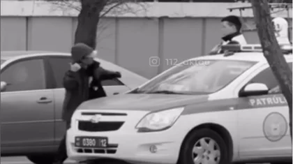 Ақтауда бәз біреу полиция қызметкеріне тап берді (ВИДЕО)