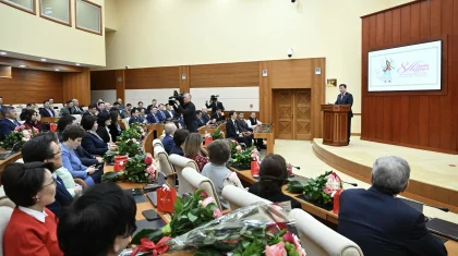 Ерлан Қошанов әйел депутаттарды көктем мерекесімен құттықтады