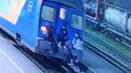 Шымкентте мас қыздар жүргелі тұрған пойызға жармасып алып, апатты жағдай тудырған (ВИДЕО)