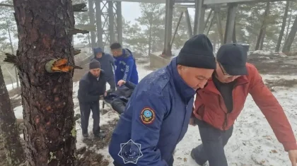 Бурабайда ер адам тау шатқалына құлап кеткен: оны құтқару оңайға соққан жоқ