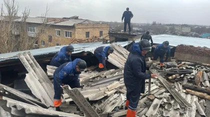 Қарағанды облысында 11 жастағы қыздың үстіне үйдің шатыры құлады