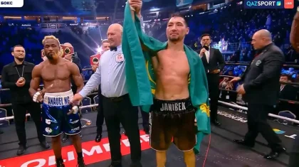 Жәнібек Әлімханұлы қарсыласын нокаутқа жіберіп, чемпиондық белбеулерін қорғады